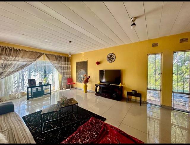 2 BEDROOM APARTMENT FOR SALE IN VANDERBIJLPARK CW 3